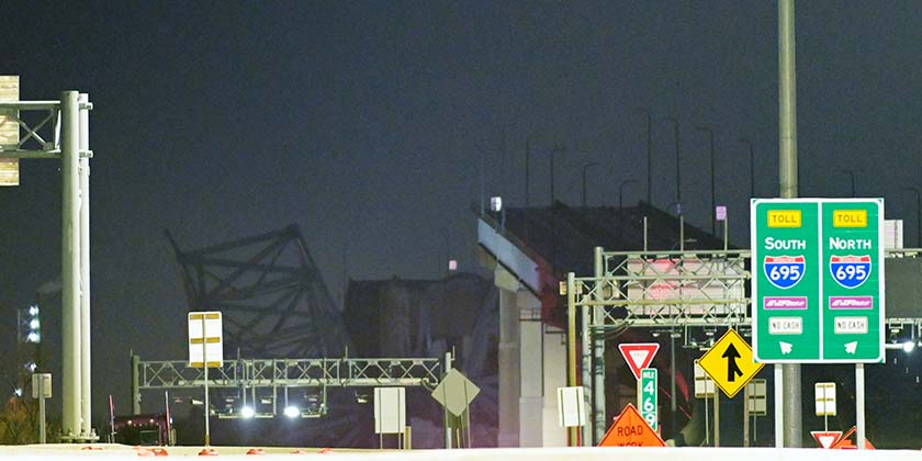 США: ключовий транспортний міст зруйновано після того, як у нього врізалося судно (відео)