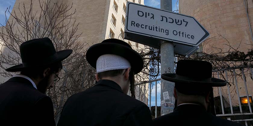 “Будемо дезертирами!” – учні єшив провели демонстрацію проти призову