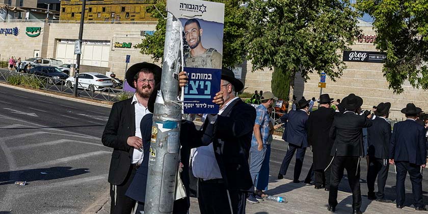 «Не підемо служити у ворожу армію!». Ультраортодокси, які протестують проти призову, напали на міністра