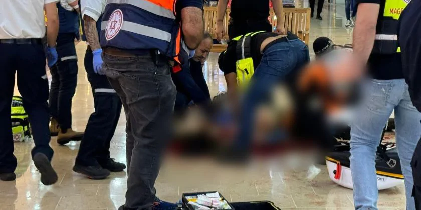 Теракт у торговому центрі в Карміелі, двоє поранених