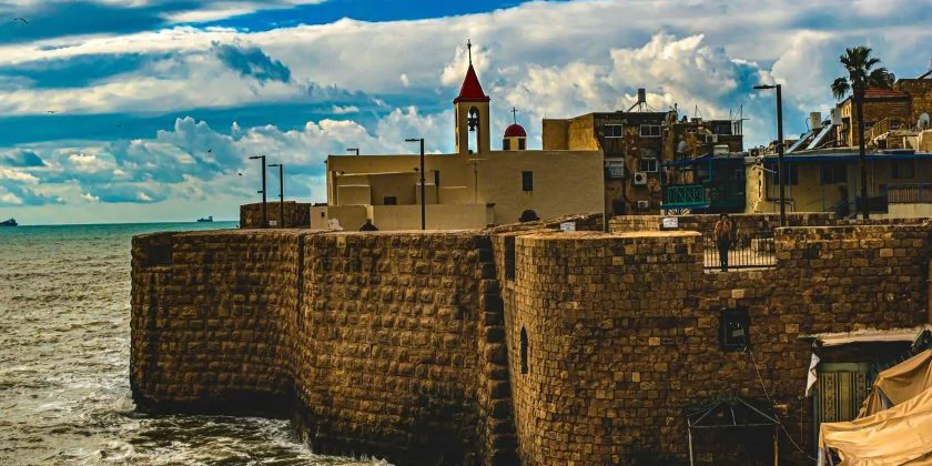 Уламки ракети-перехоплювача впали на дах торгового центру в Акко