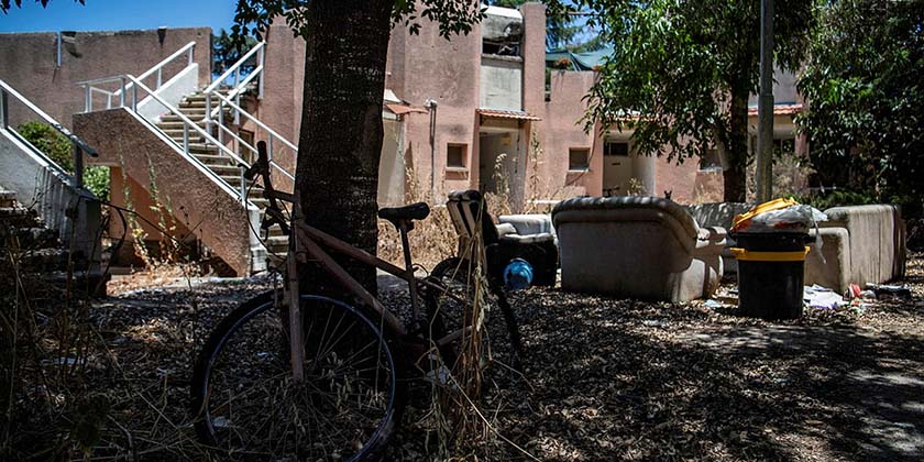 «Сусід вистрибнув з вікна і викинув свого собаку». Жителі Кацріна розповіли, як пережили обстріл «Хізбалли»