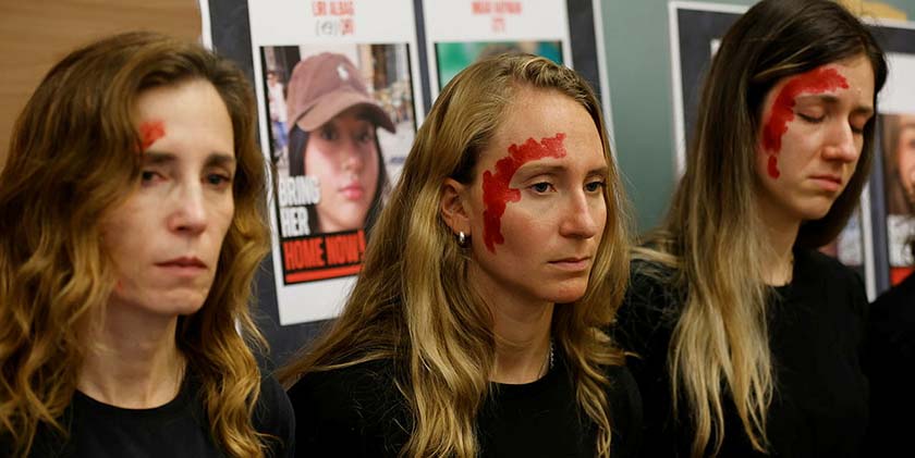 На фото: сім'ї викрадених на відкритті кнесету. Фото: Олів'є Фітусі