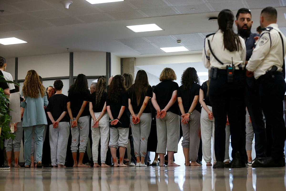 На фото: сім'ї викрадених на відкритті кнесету. Фото: Олів'є Фітусі