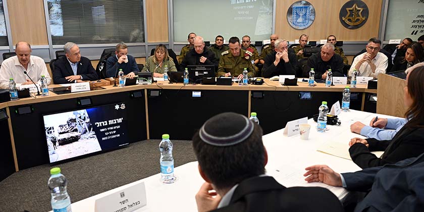 Керівники силових структур на засіданні кабінету: «Не поступимося — втратимо заручників назавжди»