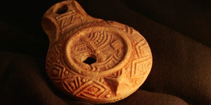 В Єрусалимі виявили рідкісну олійну лампу з символікою Храму