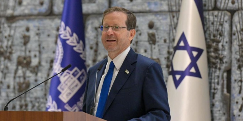 Обвинувачений у витоку секретних документів просить президента про помилування