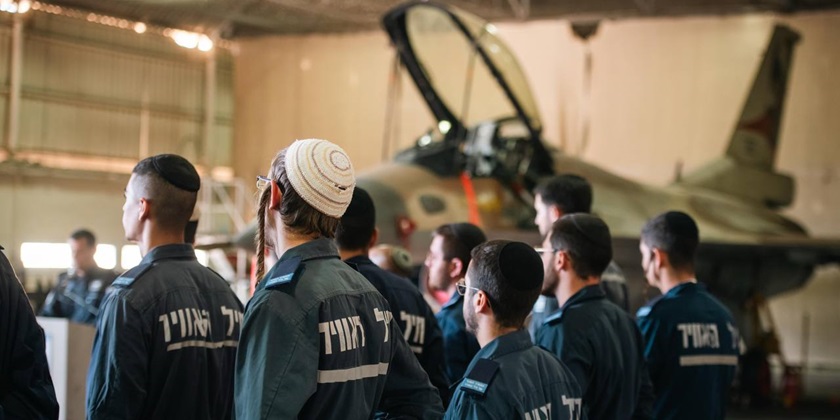 Перших призовників-ультраортодоксів навчили на авіаційних техніків