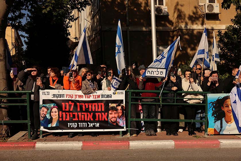 Цього ранку помаранчевий колір не відпускав. Десятки тисяч людей стояли в тиші і просили вибачення