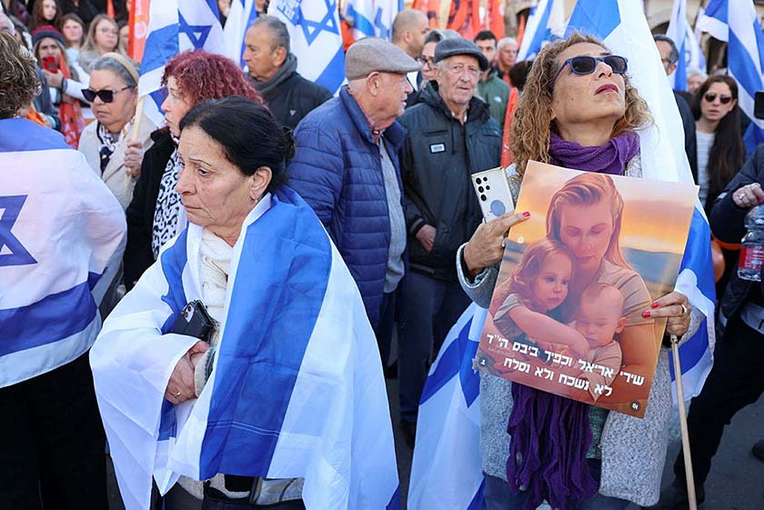 Цього ранку помаранчевий колір не відпускав. Десятки тисяч людей стояли в тиші і просили вибачення