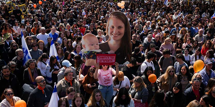 Цього ранку помаранчевий колір не відпускав. Десятки тисяч людей стояли в тиші і просили вибачення