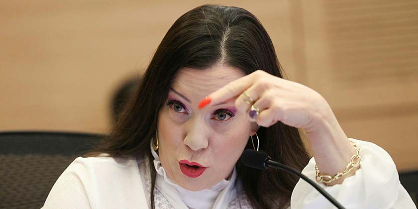 «Якщо я випадково випаду з вікна» — нова конспірологія від Талі Готліб