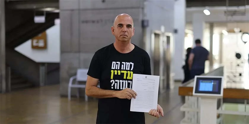 Прокуратура намагається судити активіста за читання імен заручників біля дому спікера