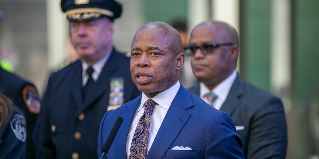 Чинний мер Нью-Йорка знявся з виборів, відкривши доступ до голосів єврейських виборців