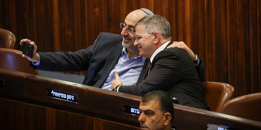 Уряд скоротить бюджет на оборону та освіту на користь релігійних осередків