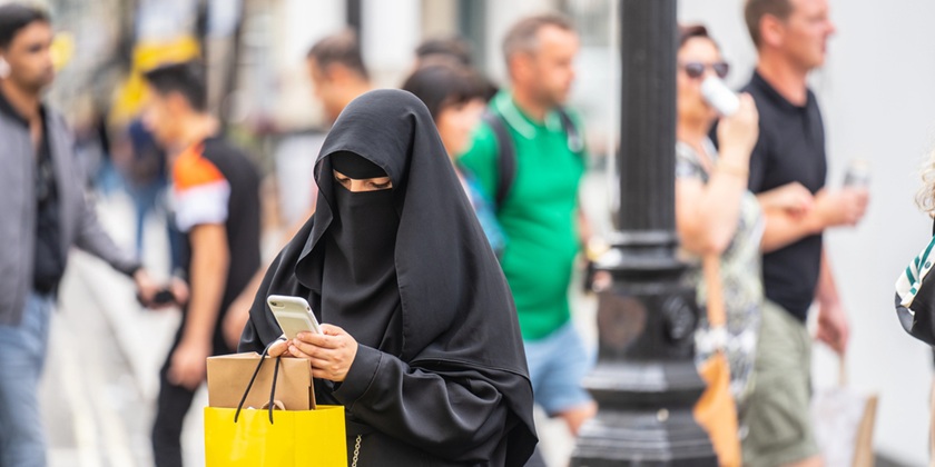 В Італії заборонять паранджі та перевірки на цноту