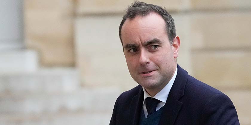 Прем’єр-міністр Франції та уряд подали у відставку