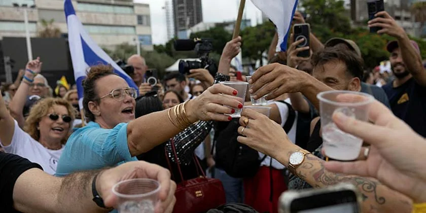 В Ізраїлі готуються до обміну заручників: у Тель-Авіві зібралися сотні людей