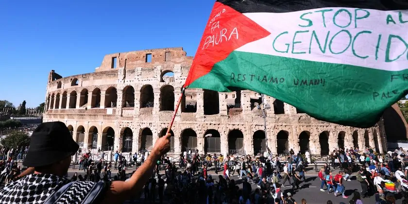 Плакати в Болоньї закликали на мітинг під гаслом «Хай живе 7 жовтня»