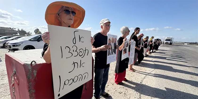 Демонстранти — пілотам: «Не розбомбіть шанс на угоду»